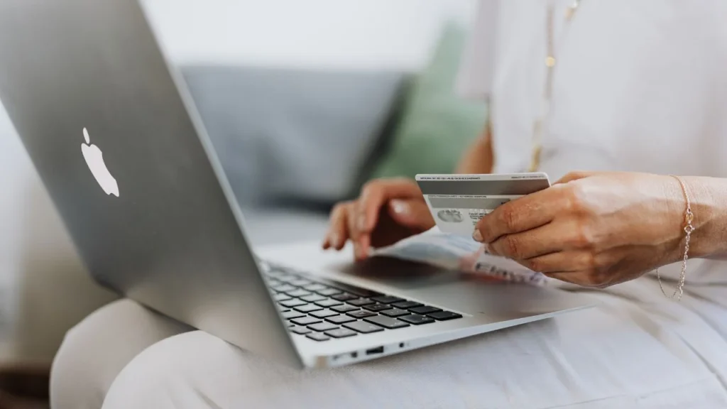 La iniciativa contempla que las personas puedan cancelar por vía digital o telefónica las tarjetas de crédito o débito que les envíen las instituciones financieras sin haber sido solicitadas.