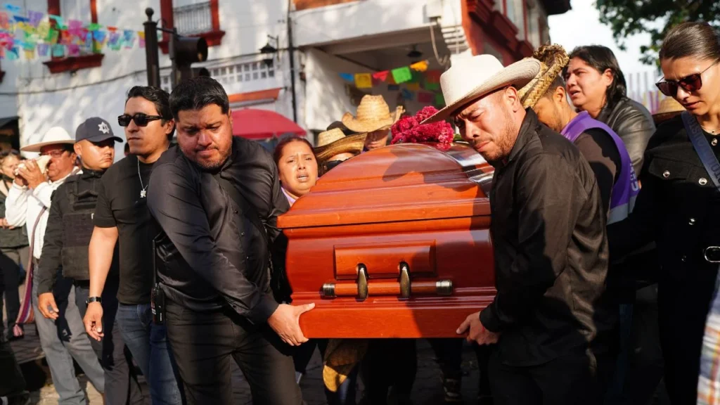 Diputados rinden un minuto de silencio a Carlos Manzo