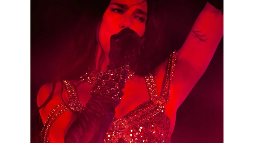 Dua Lipa interpretó “Antología”, balada de Shakira del álbum Pies Descalzos