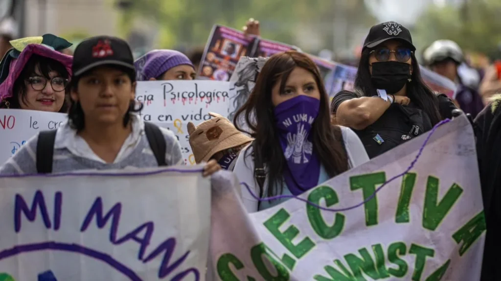 En la marcha 25N en CDMX, niñas, adultas y ancianas alzaron la voz por las que ya no están, exigiendo la atención de las autoridades.