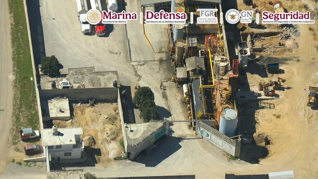 Autoridades aseguraron en Veracruz una empresa de manejo de residuos que funcionaba como fachada para almacenar y vender hidrocarburo ilegal.