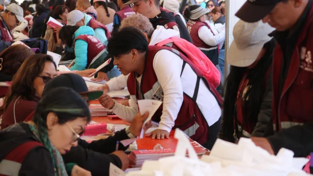 Desde la plancha del Zócalo, Clara Brugada llevó a cabo la entrega de los apoyos de 'Mi Beca para Empezar'.