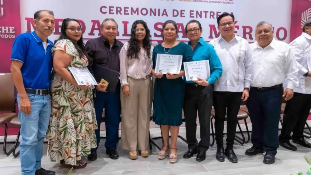 La secretaria de Salud destacó a los homenajeados por su valiosa contribución y compromiso al cuidado de la salud.