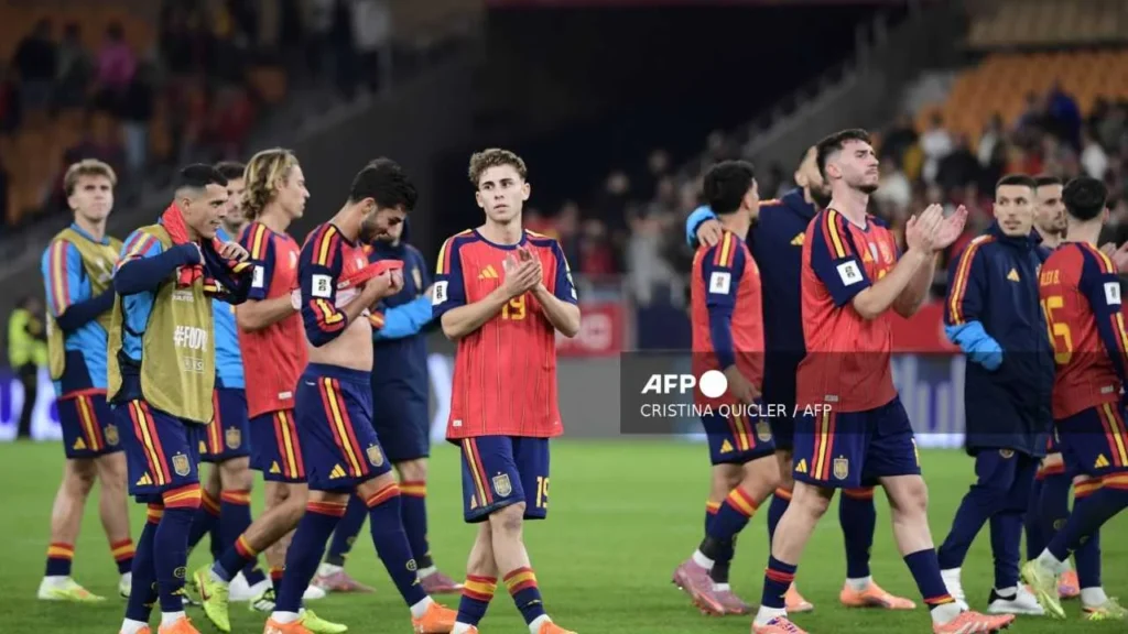 Aunque clasificaron al Mundial, los jugadores de España fueron mesurados, ya que el empate ante Turquía no les agradó mucho.