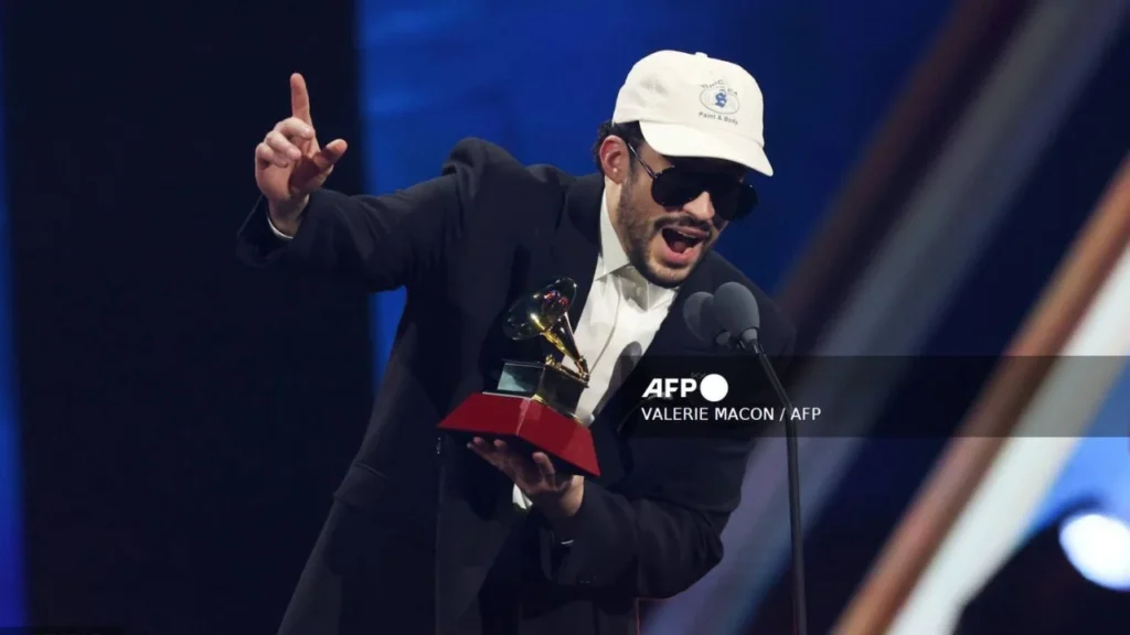 La noche más importante de la música latina, los Latin Grammy, inició con la guitarra de Carlos Santana tocando Oye como va, junto a Maluma.