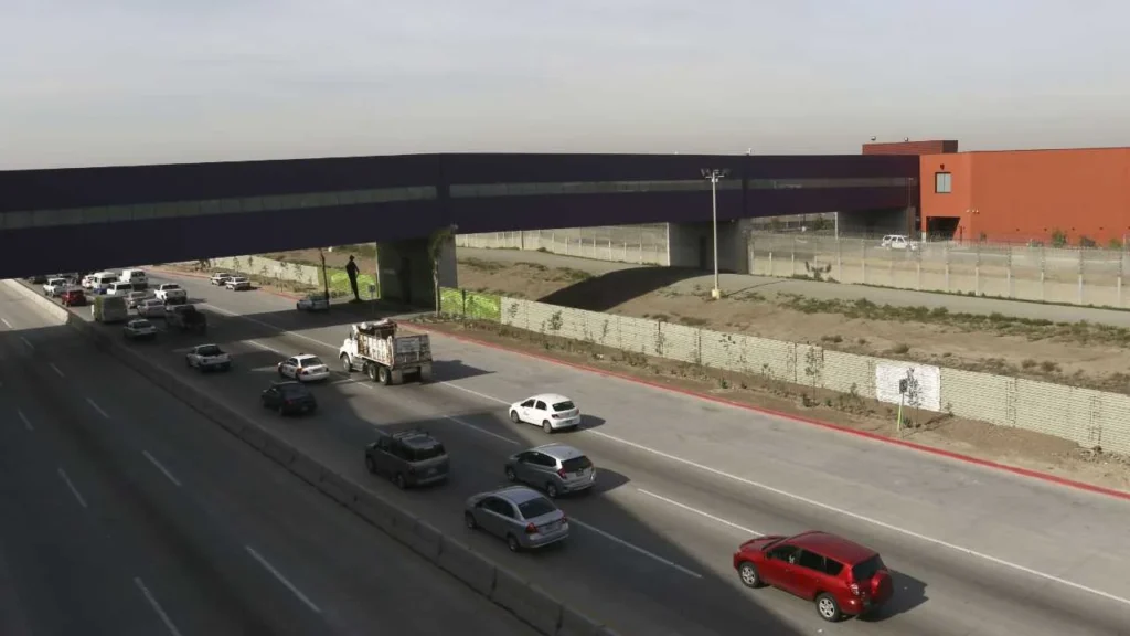 El GAP busca obtener el control total del Cross Border Xpress, el puente peatonal que une el Aeropuerto Internacional de Tijuana con Estados Unidos.