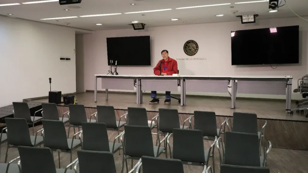 Luego de sus polémicas declaraciones contra Grecia Quiroz, Gerardo Fernández Noroña realizó una conferencia de prensa, a la que ningún reportero acudió.