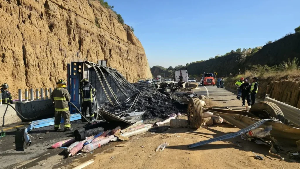 Una unidad de carga que circulaba en la carretera Naucalpan-Toluca sufrió un accidente, el cual derivó en un fuerte incendio.