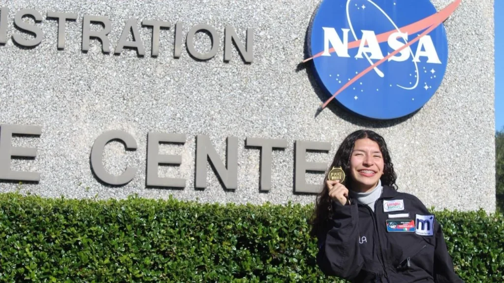 Sofía García Chávez viajó a la NASA en Houston para presentar el asistente holográfico de IA, apoyo de primera acción ante emergencias.