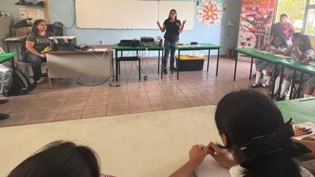 La Unidad Médica Itinerante de la Secretaría de Salud de Campeche llevó servicios de educación sexual a varios jóvenes.