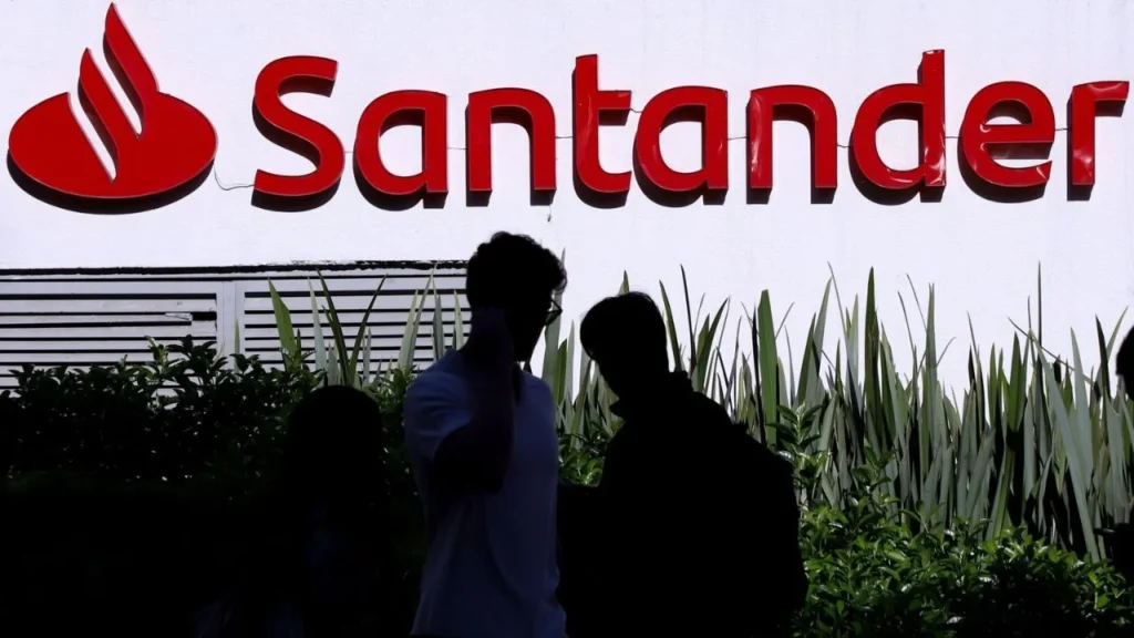 Si estás pensando en hacer operaciones bancarias, te decimos si los bancos abren mañana 17 de noviembre, día feriado.