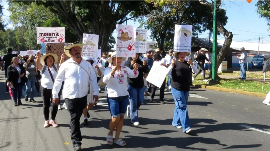 Vestidos de blanco y con sombreros, pancartas y banderas marcharon en Uruapan miembros del Movimiento del Sombrero y miles de ciudadanos.