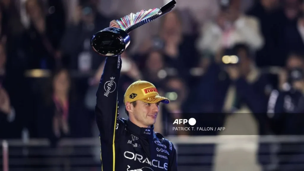 Max Verstappen, de Red Bull, se impuso la noche del sábado en el Gran Premio de Las Vegas, mientras Norris se acerca más al liderato.