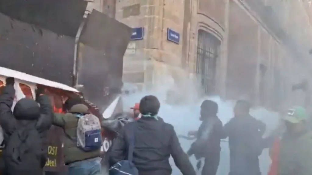 Presuntos miembros de la CNTE intentaron derribar las vallas instaladas en el Centro Histórico para ingresar a Palacio Nacional.