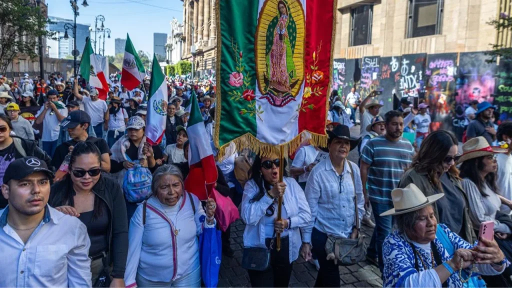 Morena afirmó que la movilización violenta que culminó con el derribamiento de vallas en Palacio Nacional, no fue genuina de la juventud.