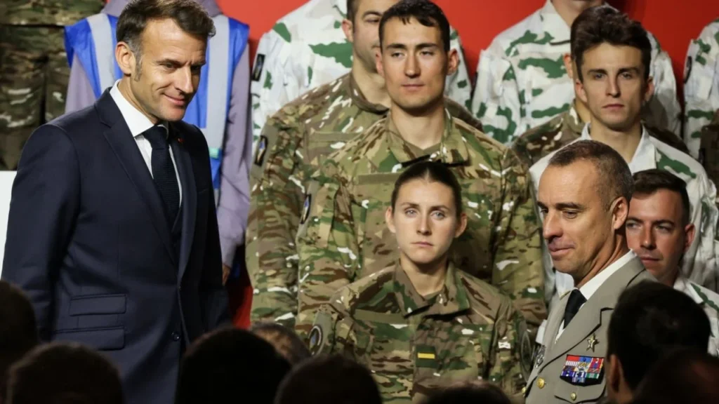 Emmanuel Macron, pronuncia un discurso para revelar un nuevo servicio militar nacional en la base militar de Varces,