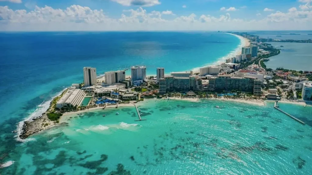 Posible nuevo impuesto a turistas extranjeros causa polémica en Quintana Roo