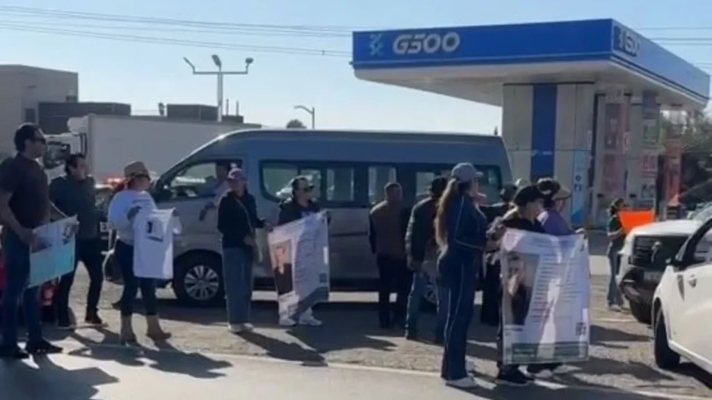 Familiares y colectivos de búsqueda bloquearon la autopista México-Toluca exigiendo la localización de José Jesús Carbajal.