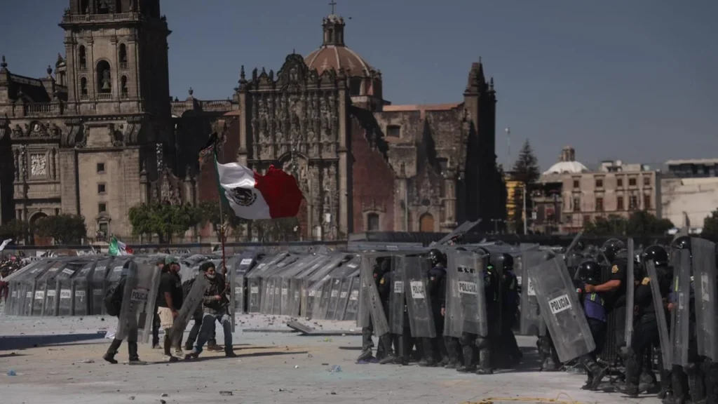 Debido a la marcha de la Generación Z, el STC Metro informó que mantiene suspendido el servicio en diversas estaciones cercanas al Zócalo.