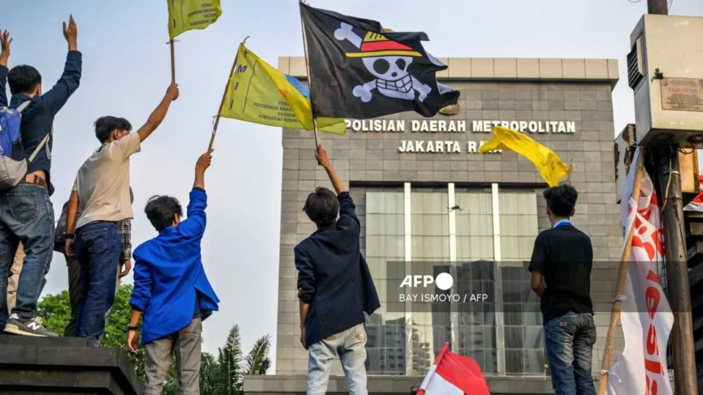  En varias partes del mundo, la bandera de One Piece se volvió el símbolo de lucha de los jóvenes.
