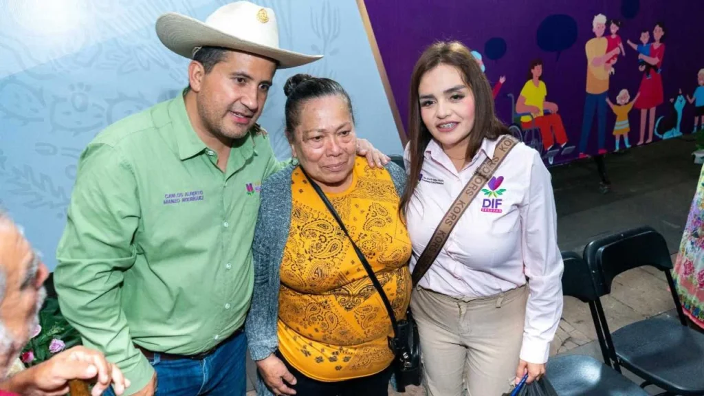 Carlos Manzo (izq), junto con una habitante de Uruapan (centro) y su esposa Grecia Quiroz (der).
