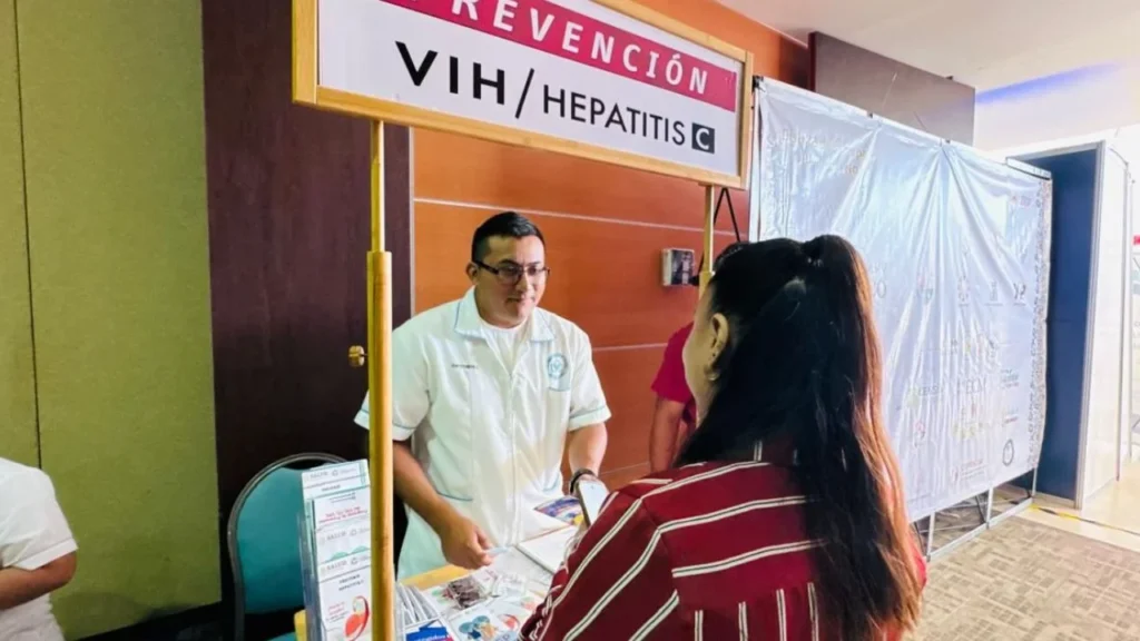Durante la jornada de Salud en Tu Barrio, drindan atención sobre salud reproductiva, de la mujer y del niño, VIH, entre otros.