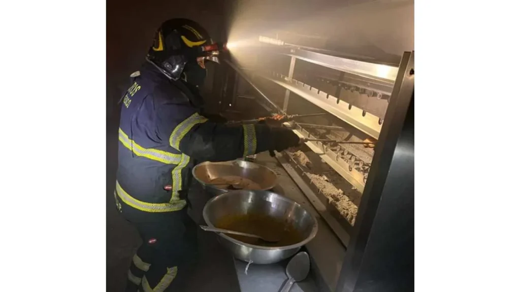 El conato de incendio se originó en un restaurante de la plaza ubicada en la colonia Los Girasoles.