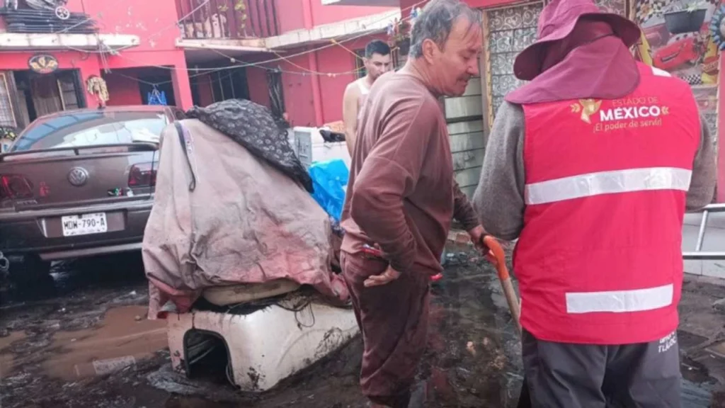 Personal de la CAEM realiza censos para estimar las viviendas dañadas por la inundación.