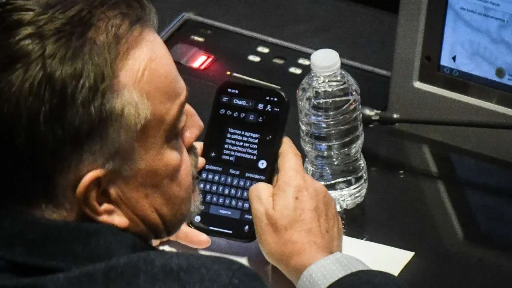 El senador Mario Humberto Vázquez Robles se apoya de ChatGPT para dar su discurso en torno a la renuncia de Gertz Manero.