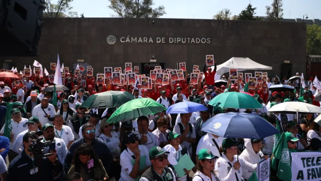Dirigentes de los sindicatos de telefonistas, mineros, campesinos, salud, exigieron a los diputados la aprobación de las 40 horas laborales.