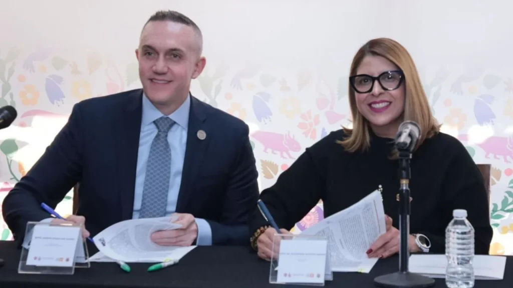Adrián Rubalcava en la firma del convenio para los trabajadores del STC Metro.