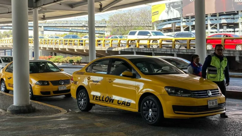 Taxistas del AICM denunciaron por presuntas irregularidades, corrupción y daños a un funcionario federal.