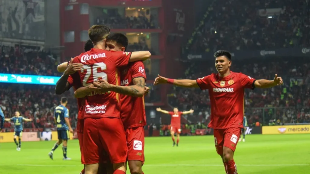 El Toluca retomó momentáneamente este sábado el liderato del fútbol mexicano tras vencer 2-0 al América en el Estadio Nemesio Diez.