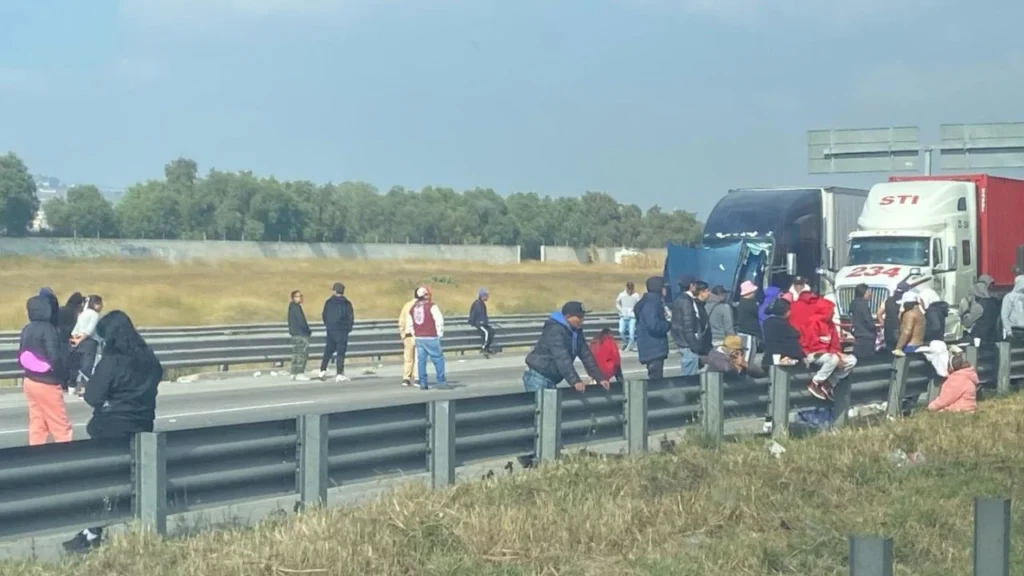 Transportistas miembros de la AAA realizaron un bloqueo en varias autopistas que sirven de acceso a la Ciudad de México.