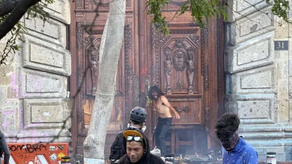 Luego de los hechos violentos en la marcha de la Generación Z, policías detuvieron a 40 personas.