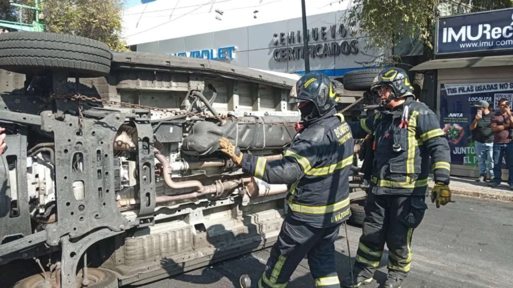 La ambulancia quedó volcada y bomberos de la CDMX realizaron las labores para estabilizarla.