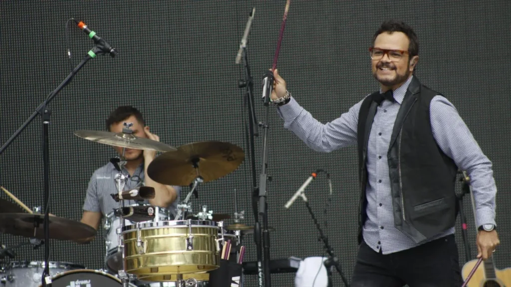 Uno de los rumores de su retiro temporal de Aleks Syntek sería por una presunta crisis en su matrimonio con Karen Coronado