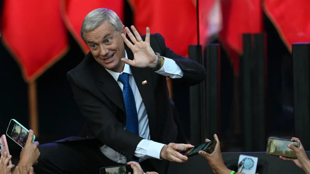 Chile vira a la derecha y elige a Antonio Kast como presidente