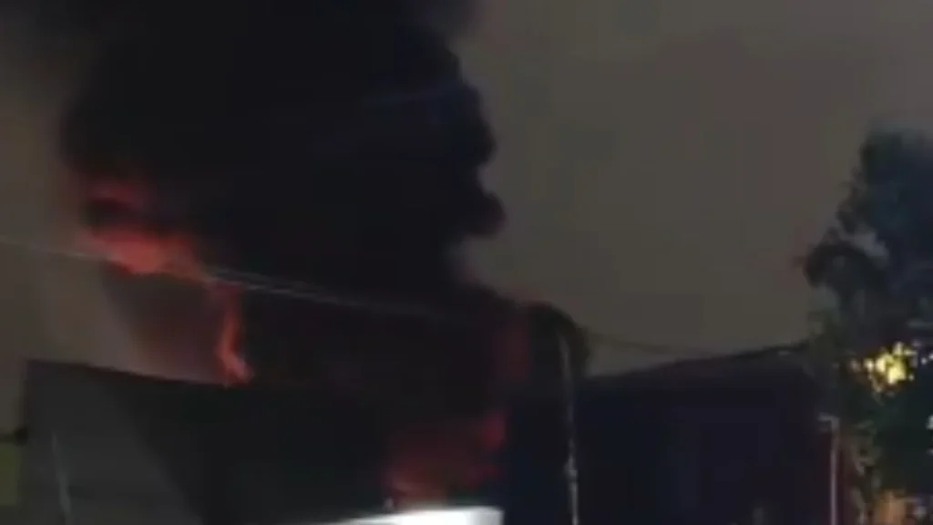 VIDEO: Registran fuerte incendio en fábrica de colchones de Ixtapaluca, Edoméx