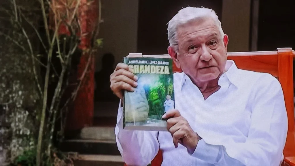 Adán Augusto regala el nuevo libro “Grandeza”, de AMLO, editado por Grupo Planeta, d