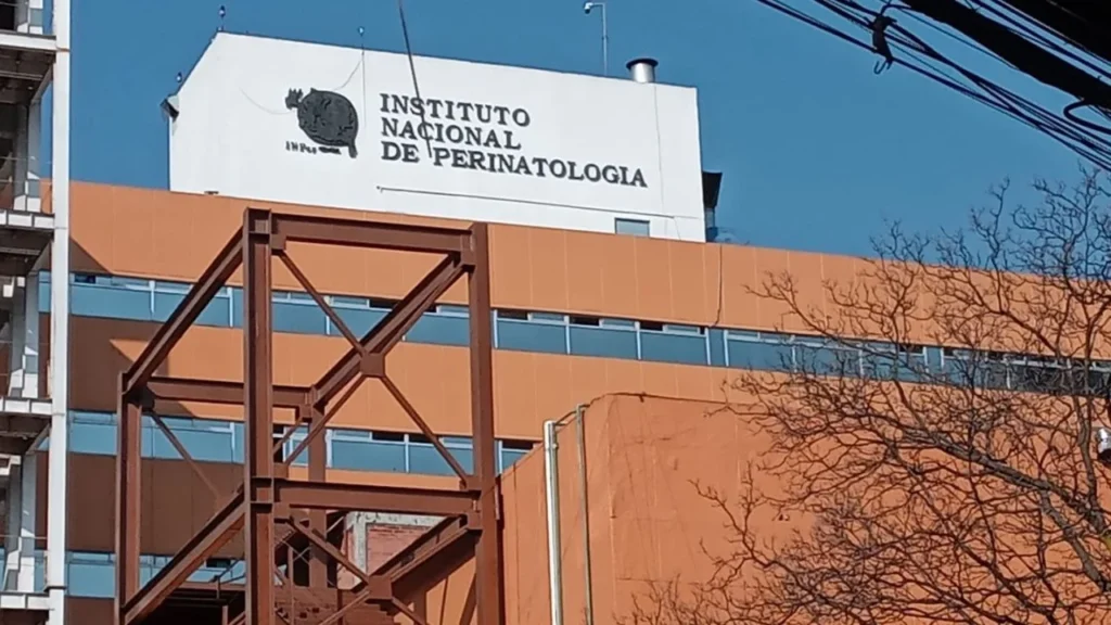 Trabajadores piden que Ana Cristina Arteaga, directora del INPer, aclare el monto pendiente con la empresa de limpieza del organismo.