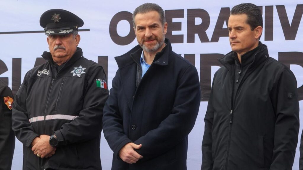 El alcalde de Monterrey, Adrián de la Garza Santos, dio el banderazo oficial para el Operativo Regia Navidad Segura, que durará toda la temporada.