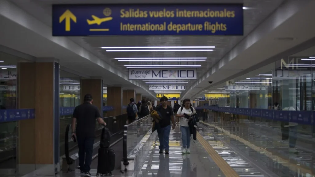 Protocolos especiales en el AICM para atender a pasajeros en vacaciones