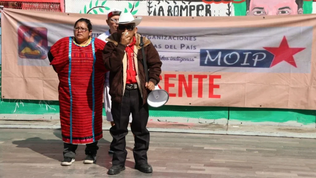En el Hemiciclo a Juárez, miembros del Movimiento de Artesanas y Artesanos Indígenas de CDMX exigieron la permanencia de la romería navideña.