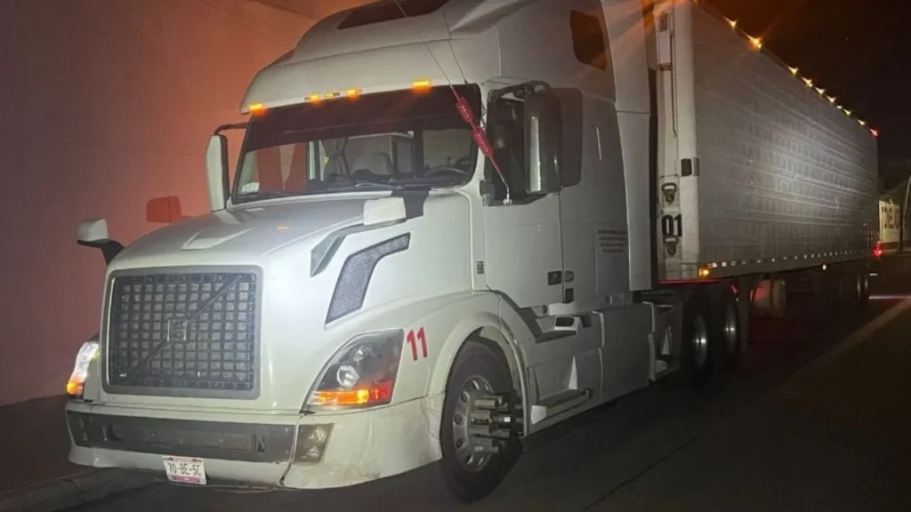 Elementos de la FGR y del Gabinete de Seguridad aseguraron 320 kilogramos de mentanfetamina escondidos en un tractocamión en Los Mochis.