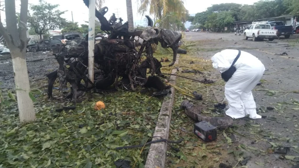 Por la explosión en Coahuayana, dos personas fallecieron en el lugar y otras tres en el hospital donde recibían atención médica. 
