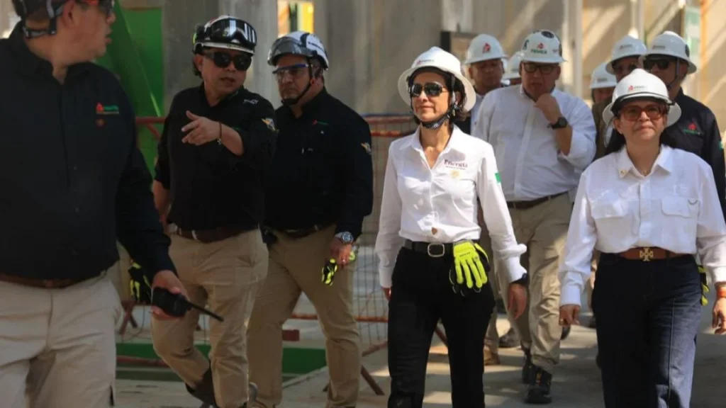 Autoridades del sector energético, supervisaron la maniobra de montaje del reactor de hidrotratamiento en Salina Cruz, Oaxaca.