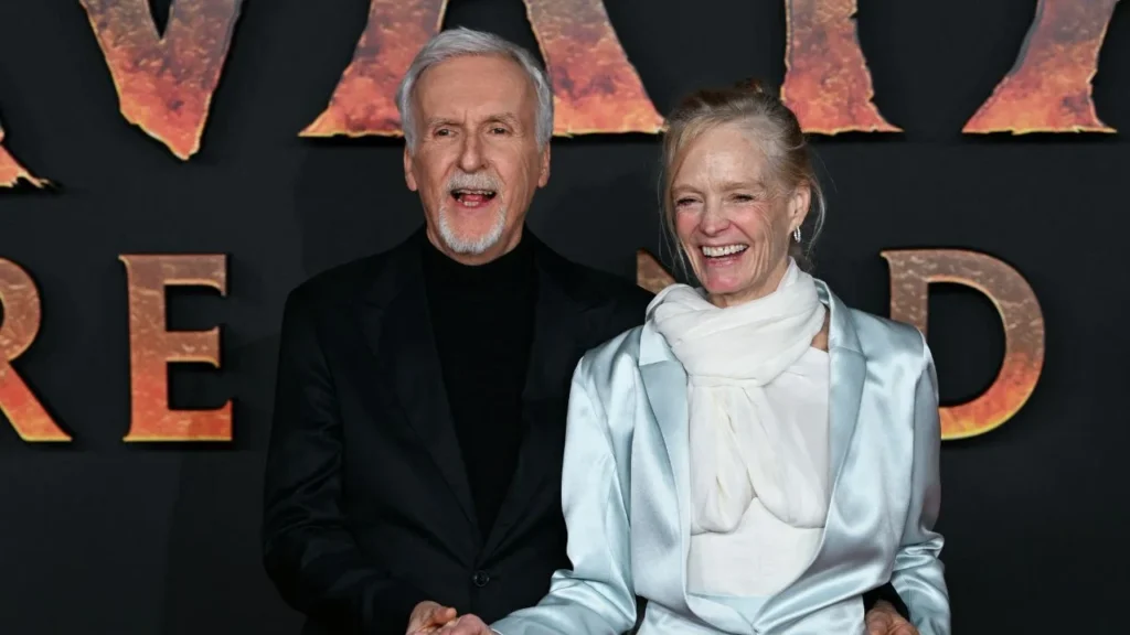 El director estadounidense James Cameron y su esposa, la ex actriz y modelo estadounidense Suzy Amis Cameron, posan durante una sesión fotográfica para el estreno europeo de "Avatar: Fuego y Ceniza"