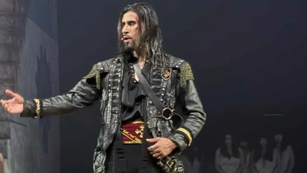 Abogado de profesión, Azael Montecristo tiene claro que su destino se encontraba frente al telón; interpreta a Hernán Cortés en La Malinche.