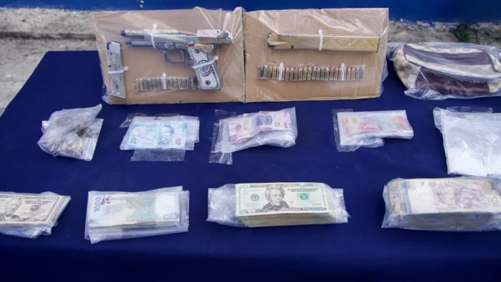 Autoridades detuvieron a ‘El Dóber’, objetivo prioritario de Quintana Roo, y una mujer, les aseguraron armas, narcóticos y efectivo.